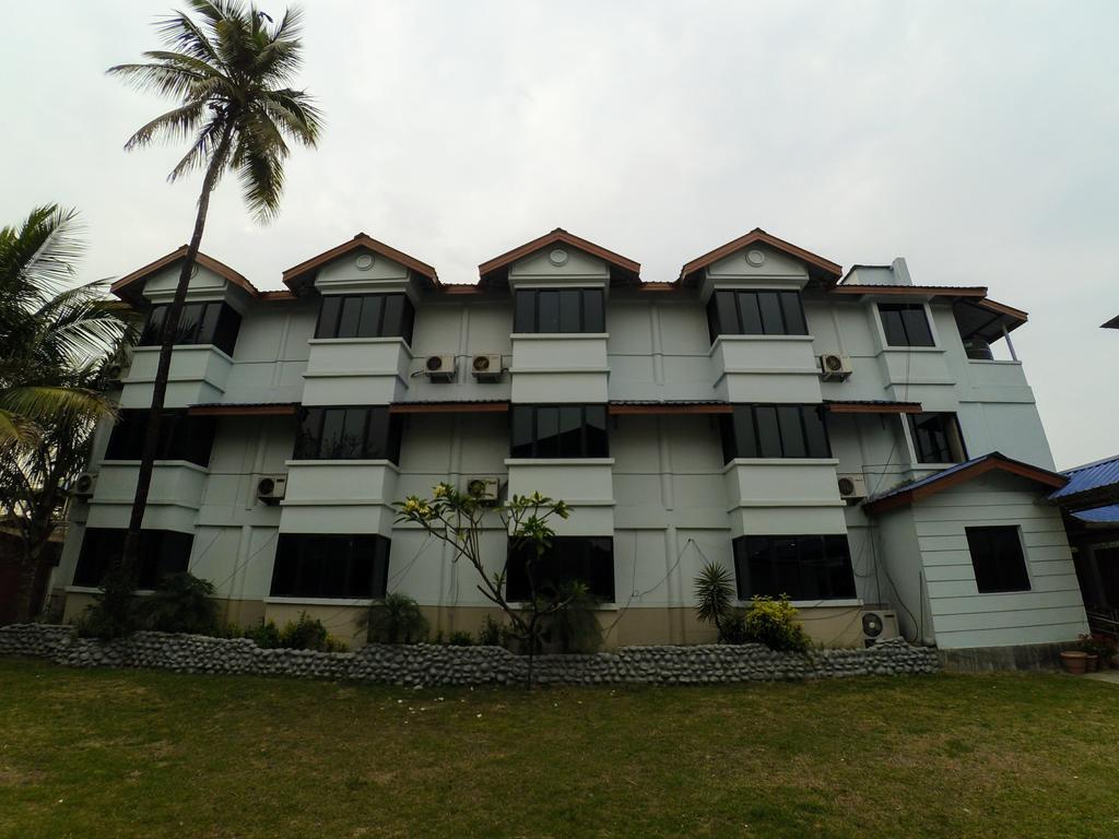 Hotel Dibrugarh Club House Esterno foto