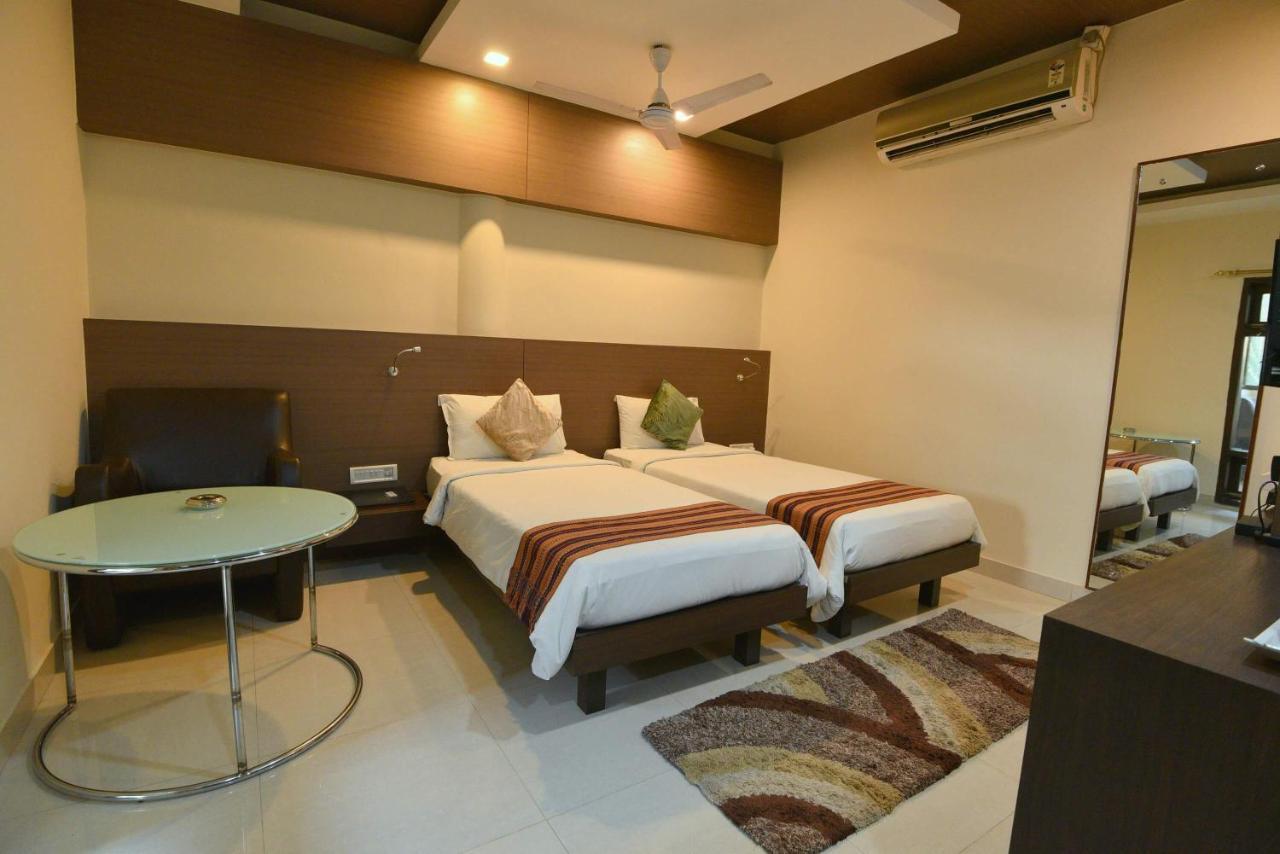 Hotel Dibrugarh Club House Esterno foto